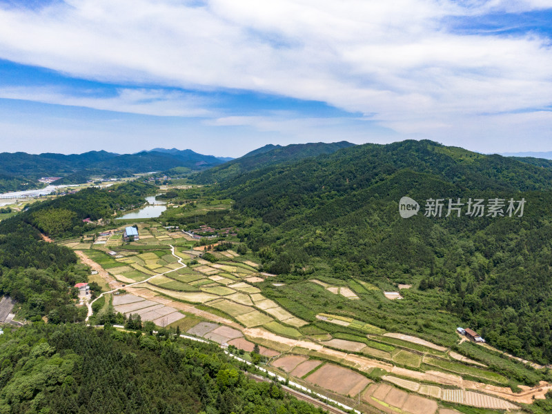 山川丘陵农业种植农田航拍摄影图