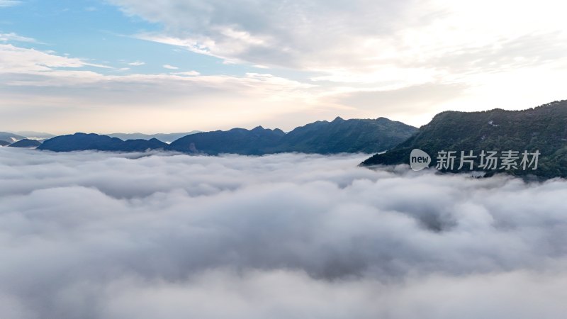 重庆酉阳：“睡佛”山下晨雾浓