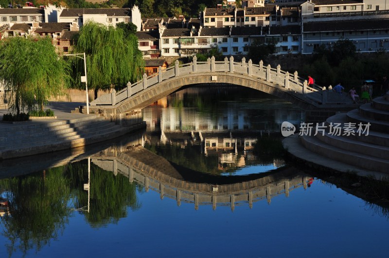 清晨古镇两岸碧水蓝天古建筑绝美倒影