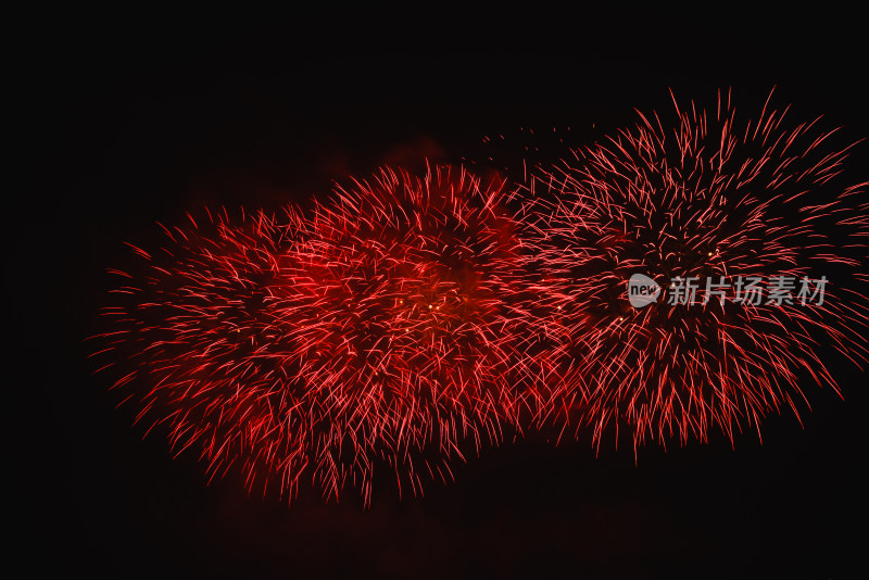 新年春节天空焰火烟火照亮庆祝背景
