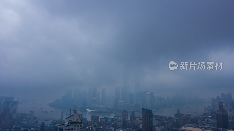 上海陆家嘴阴雨天