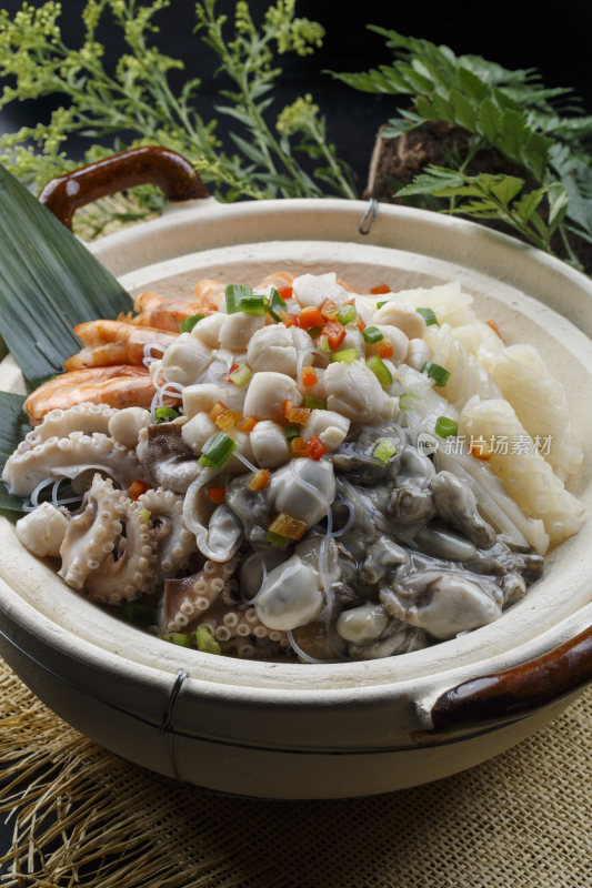 米色砂锅装的海鲜砂锅