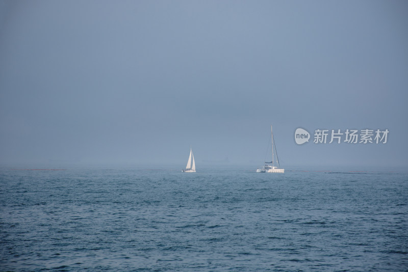 山东青岛大海上航行的帆船