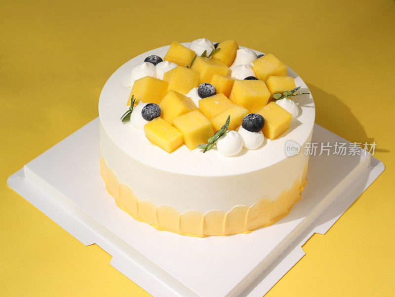 一个黄色生日蛋糕的特写