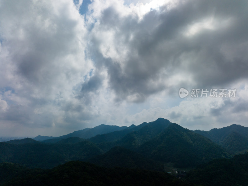 暴风雨来临前的杭州西湖远山