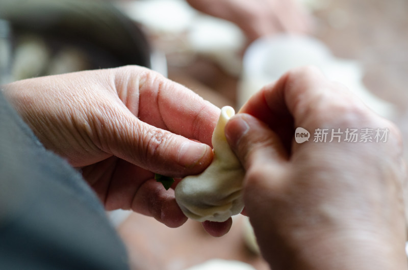 正在包韭菜鸡蛋饺子的手特写