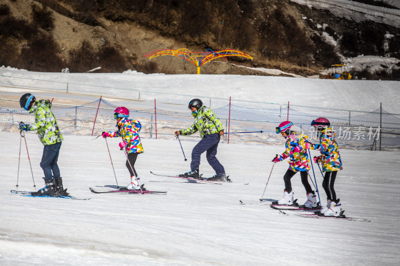 滑雪场人们在雪地上滑雪