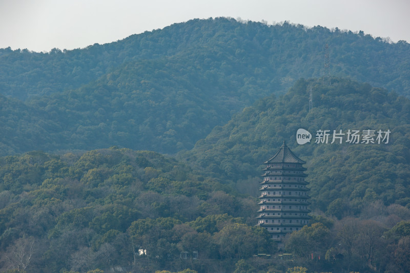 杭州钱塘江畔六合塔远景