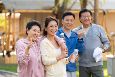 一群中老年人户外健身