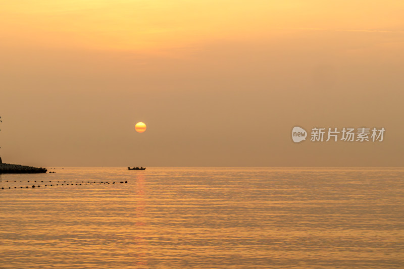 海上日出渔船