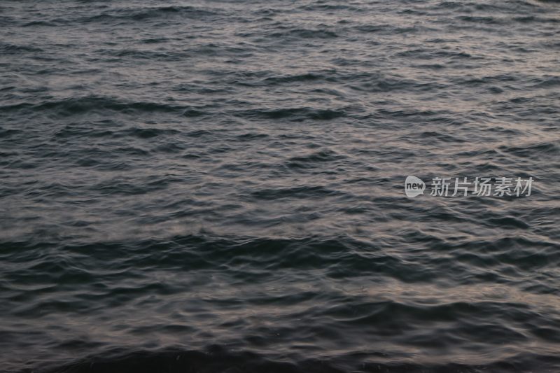 海面波光粼粼