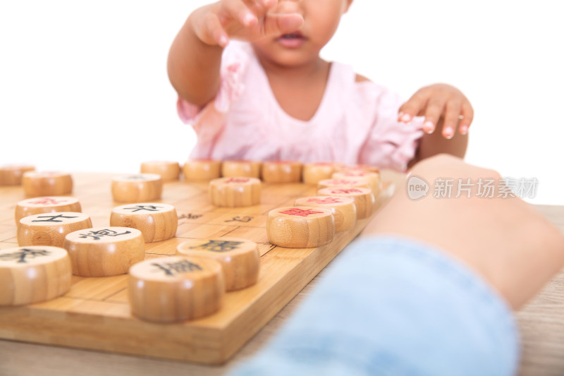 中国小女孩正认真的下中国象棋