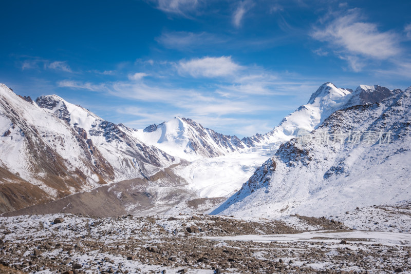 壮丽雪山天空自然风景