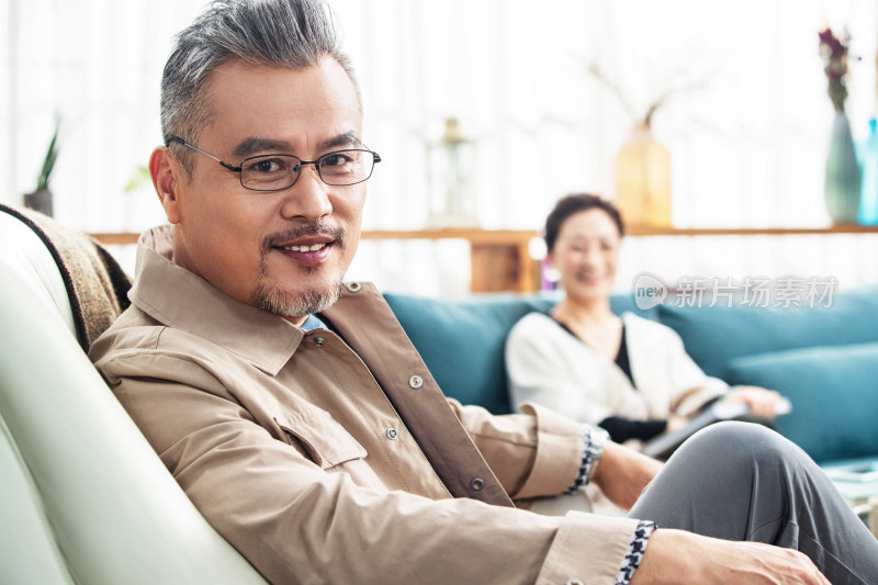 客厅里坐在沙发上的中老年夫妇