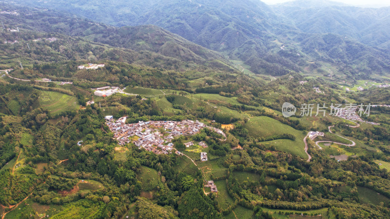 大山里的农村和茶山，蜿蜒的上山路