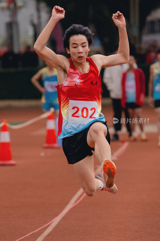 学生运动会田径比赛冲刺跳远跳跃瞬间