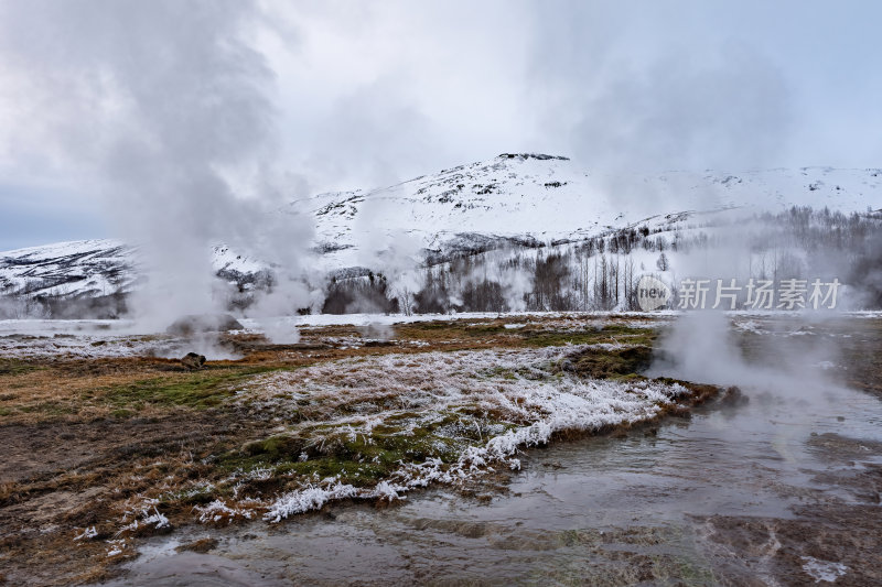 冰岛北极圈火山群间歇泉雾气缭绕的雪山雪景