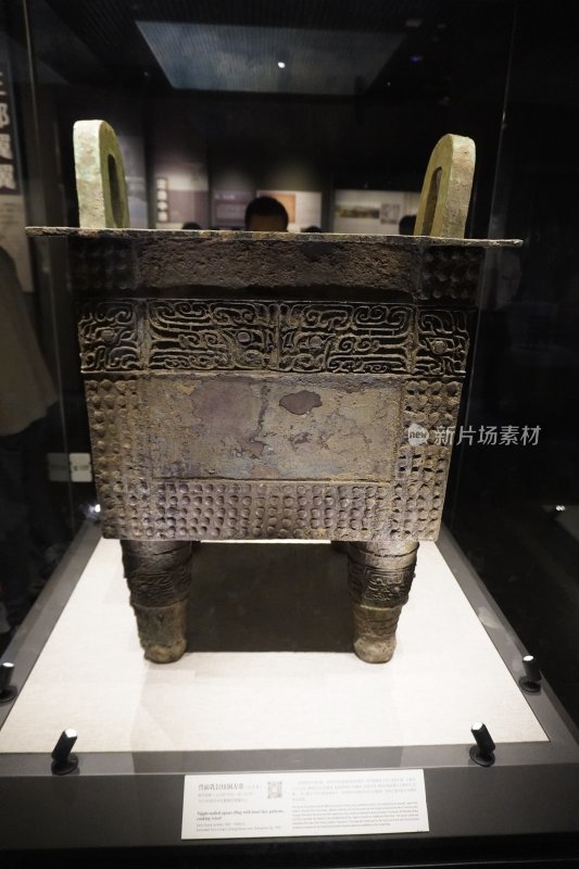 博物馆展示的古代青铜鼎