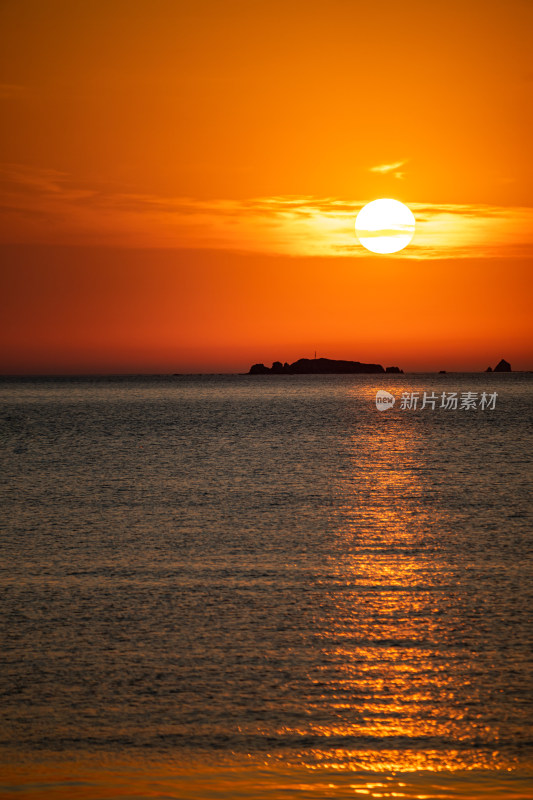 山东烟台第一海上浴场海上日出景观