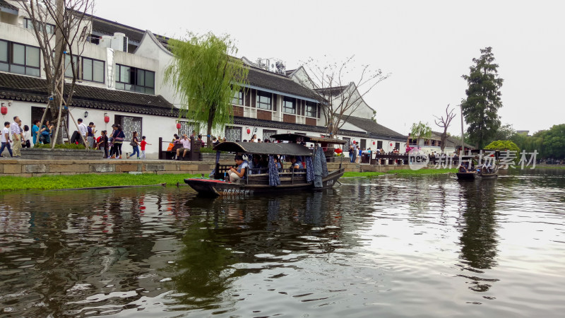 水乡河道乘舟游览场景