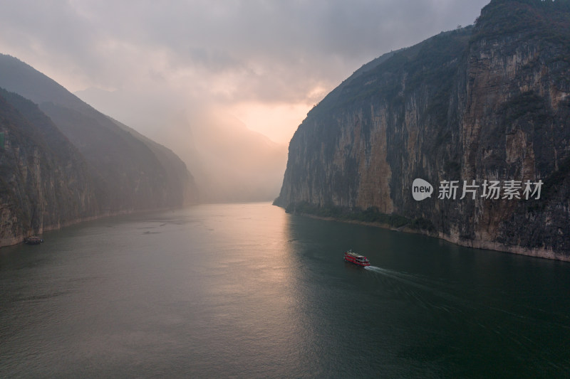 长江三峡奉节瞿塘峡清晨山水日出光影