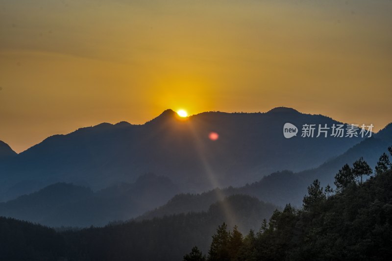 重庆酉阳：“睡佛”山下耶酥光