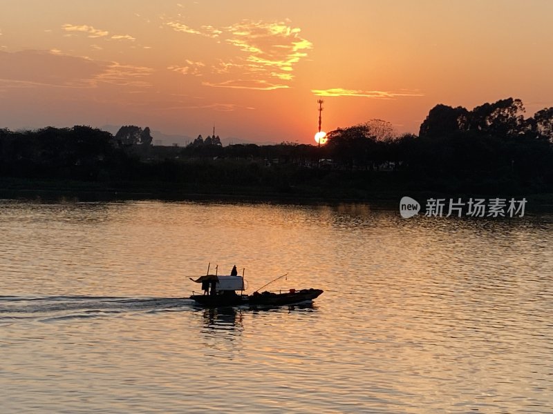 湖面上的落日晚霞和船只