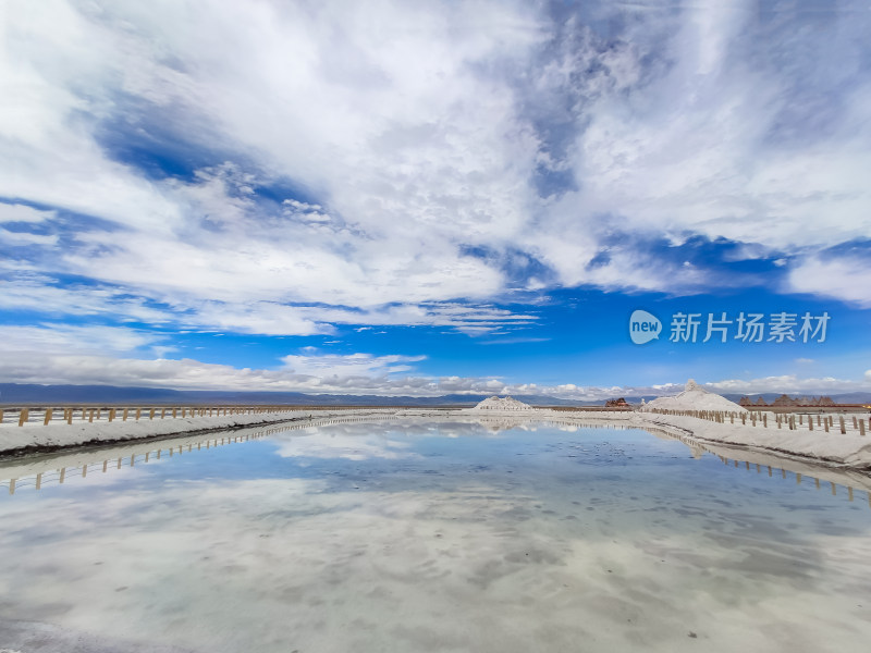 晴朗的夏日，青海茶卡盐湖风景