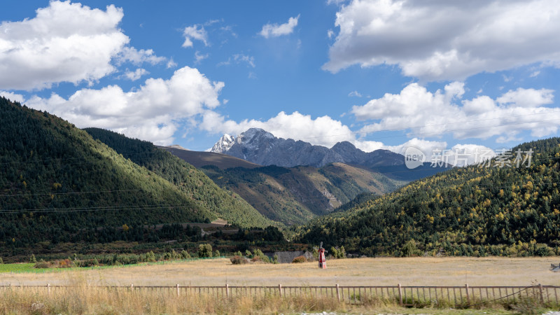 从黄龙九寨站前往九寨沟的大巴窗外风景