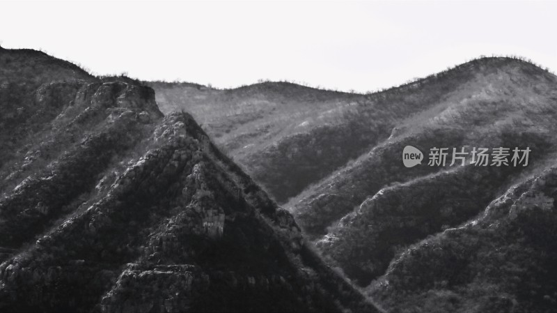 黑白风格冬季连绵山脉景观