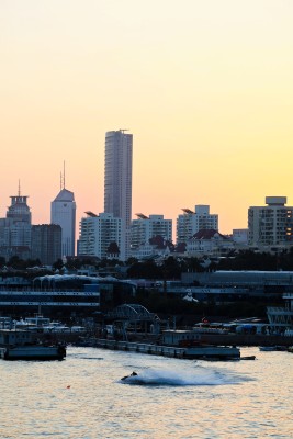 城市滨水风光夕阳下摩托艇