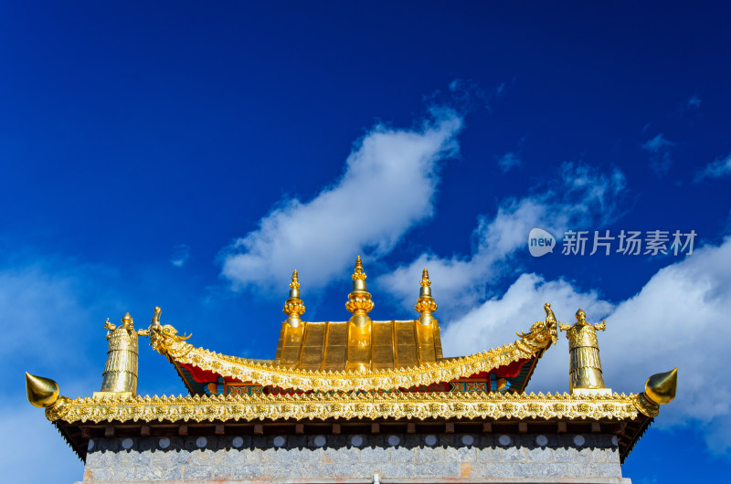 云南迪庆香格里拉山顶百鸡寺古建筑