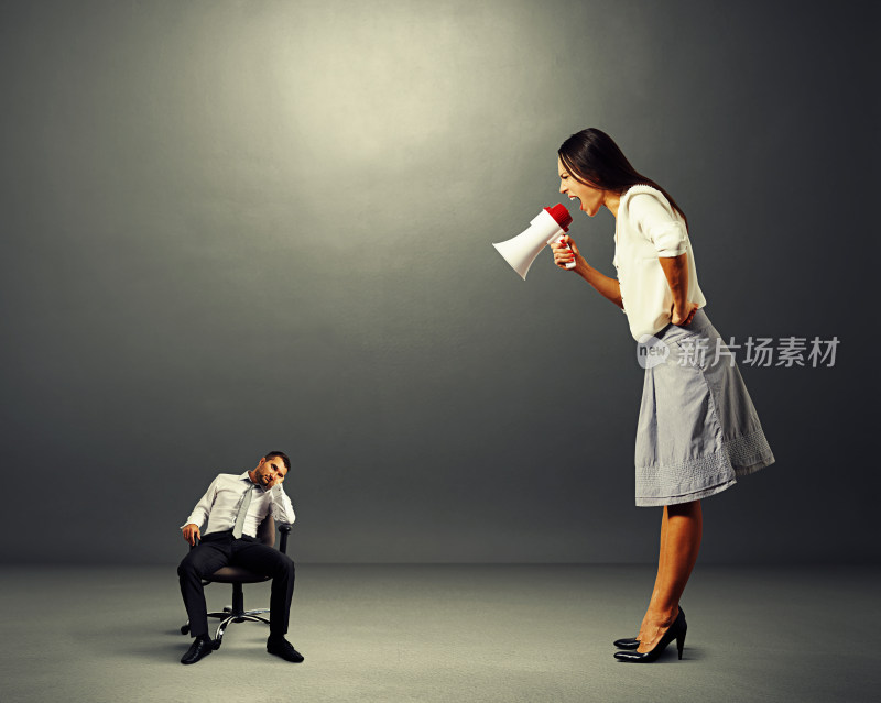 女子持喇叭对坐着男子喊话