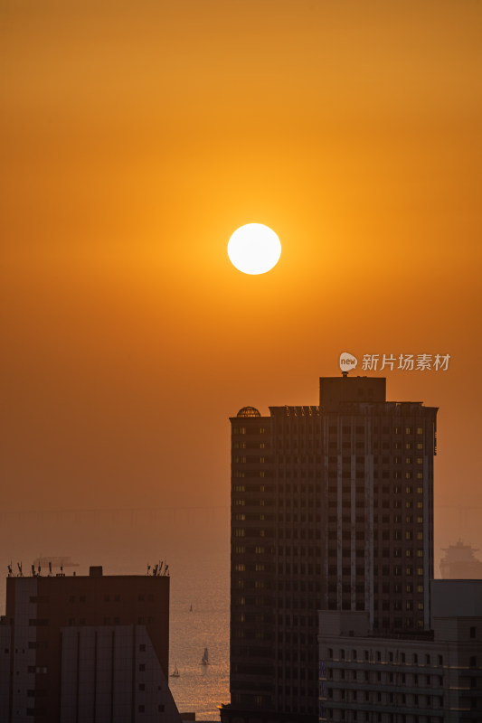 青岛信号山公园红瓦绿树碧海蓝天黄昏日落