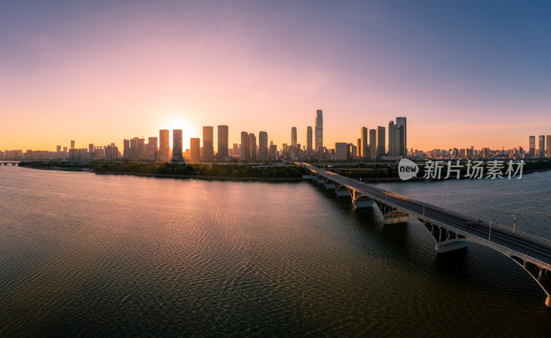 航拍长沙橘子洲大桥湘江沿岸城市风光全景图