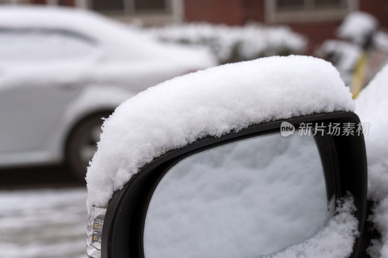 北方冬季降雪后汽车后视镜上的积雪特写