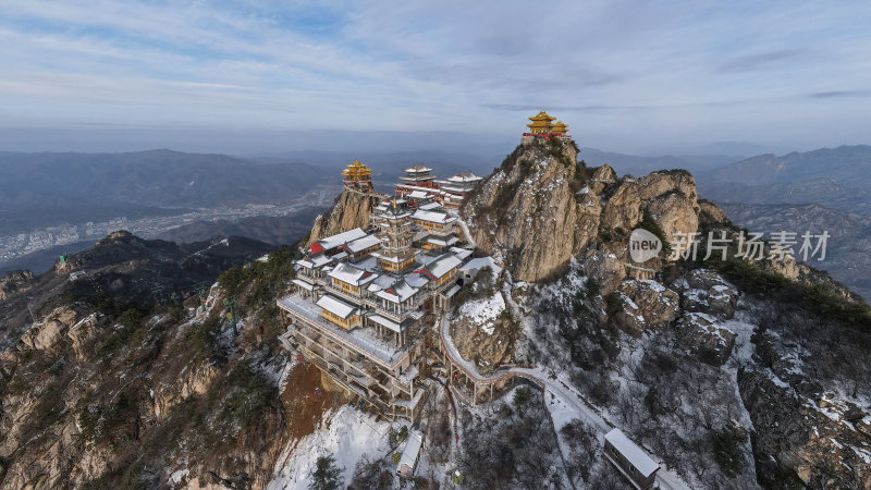 河南老君山飞雪中的千年古树冬季航拍