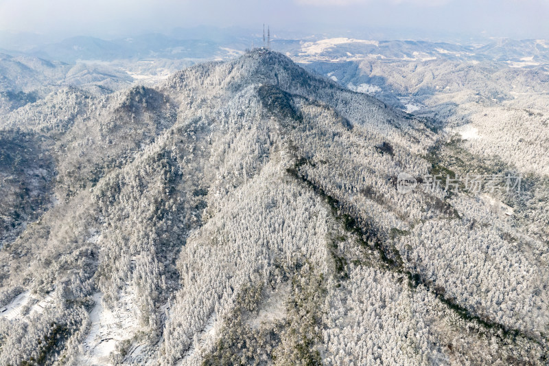 山川丘陵蓝天白云冬天雪景航拍图