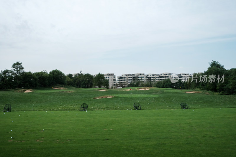 绿意盎然的高尔夫球场风景