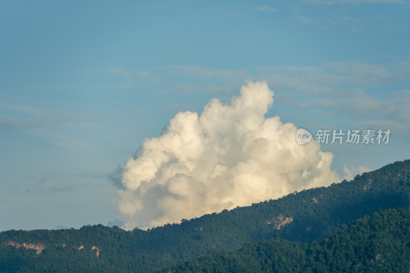 蓝天下的壮观白云与山峦景致