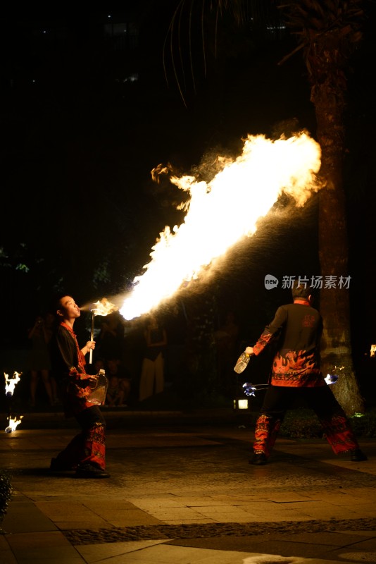 夜间燃烧的火焰表演