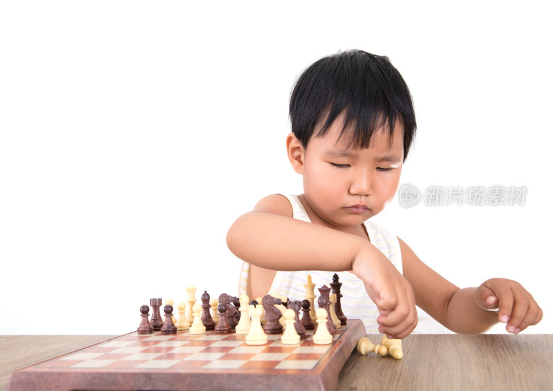 东方黄皮肤小女孩正在学习国际象棋