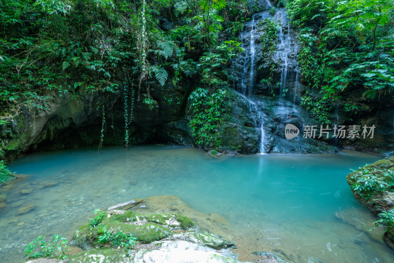 重庆黑山谷的瀑布水流景观