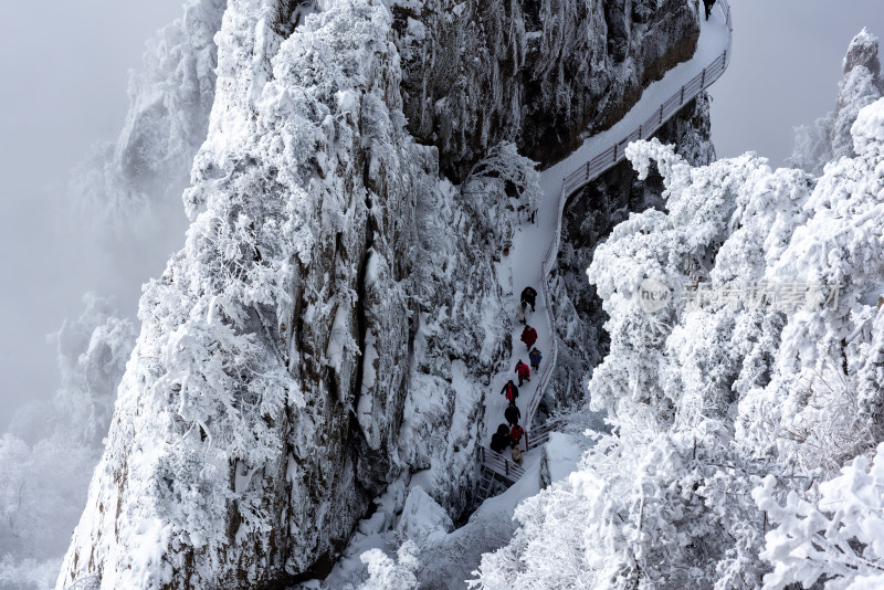 洛阳老君山雪后美景栈道上游客休闲拍照