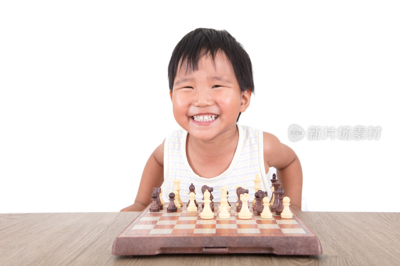 国际象棋棋盘前看着镜头傻笑的中国小女孩