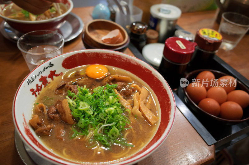 一碗日式拉面特写