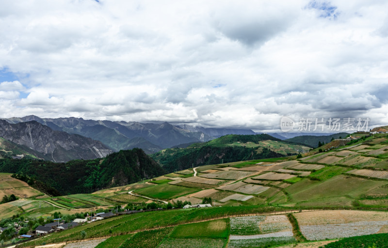 山间村落风景图，绿意盎然的乡村景象