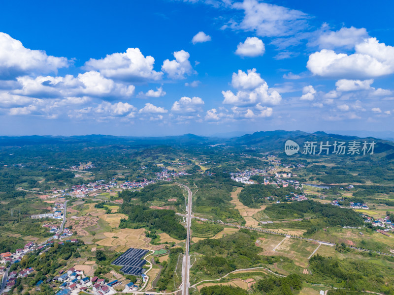 山川丘陵美丽乡村航拍图