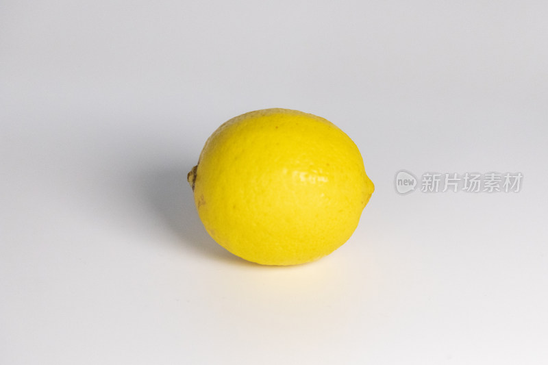 白色背景与一只柠檬