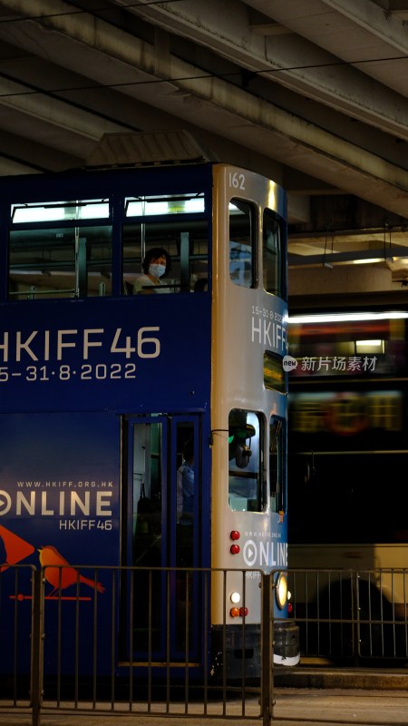 香港夜间行驶的双层巴士